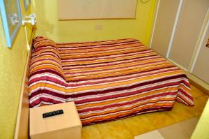 Łóżko lub łóżka w pokoju w obiekcie Hostal El Jardín