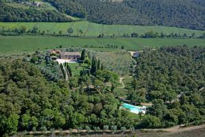 an aerial view of a house in a field with a pool at Cottage Le Pozze in Sinalunga