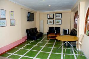 salon ze stołem i krzesłami w obiekcie Hostal El Jardín w mieście Benidorm +12 zdjęć