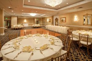 Holiday Inn Williamsport, an IHG Hotel tesisinde bir restoran veya yemek mekanı