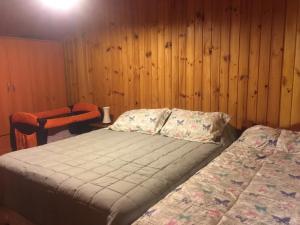 コキンボにあるCasa Guanaqueroの木製の壁のベッドルーム1室(ベッド2台付) +23枚の写真