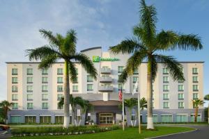 um hotel com palmeiras em frente em Holiday Inn Miami-Doral Area, an IHG Hotel em Miami