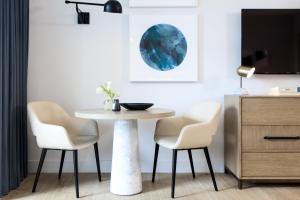 Sjónvarps- og/eða afþreyingartæki á Kimpton EPIC Hotel by IHG