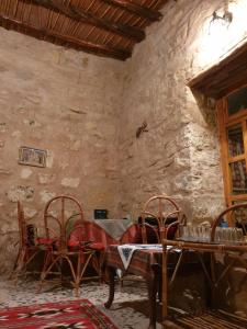 een eetkamer met een tafel en 2 stoelen bij The Orient Home in Wadi Musa
