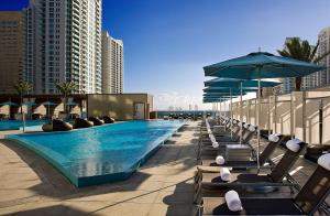 Bazén v ubytování Kimpton EPIC Hotel by IHG nebo v jeho okolí