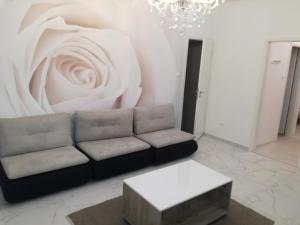 A seating area at Synagogue Gozsdu Private Apartments