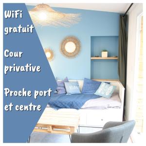 - une petite chambre avec un lit et une chaise dans l'établissement Superbe Maison 4 personnes entre le port et le centre, COUR PRIVATIVE, WiFi & Netflix gratuits, à Saint-Brieuc