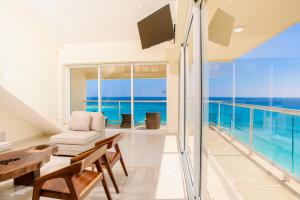 2 Story Oceanfront Penthouses on Cancun Beach! في كانكون: غرفة معيشة مطلة على المحيط