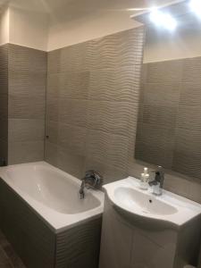 A bathroom at Synagogue Gozsdu Private Apartments