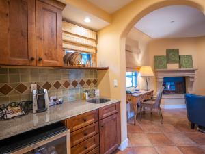a kitchen with a sink and a counter top at Su Nido Inn in Ojai