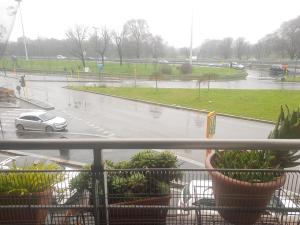 - une vue sur un parking avec une voiture à la pluie dans l'établissement Sky Apartment, à Milan