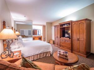 a large bedroom with a bed and a tv at Casa Ojai Inn in Ojai