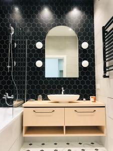 a bathroom with a sink and a mirror at *Luxury apartment in the city center* in Kyiv +12 photos