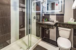 a bathroom with a shower and a toilet and a sink at Umbrella Hotel Brooklyn - Newly Renovated in Brooklyn +12 photos