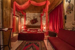 A bed or beds in a room at Kapadokya Ihlara Konaklari & Caves