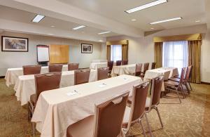 une salle de conférence avec des tables et des chaises ainsi qu'un podium dans l'établissement Holiday Inn Express San Diego - Sorrento Valley, an IHG Hotel, à Sorrento