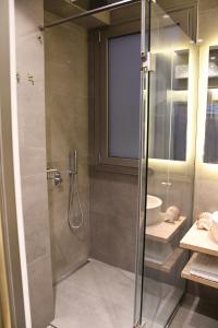 A bathroom at ATHENS PHOS Brand New Loft in Historical Athens Historical Center Még 17 kép