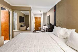 Un pat sau paturi într-o cameră la Umbrella Hotel Brooklyn