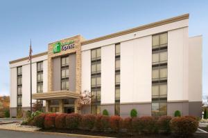 un edificio de oficinas con un cartel en él en Holiday Inn Express Boston North-Woburn, an IHG Hotel, en Woburn