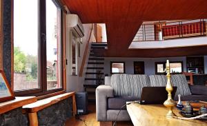 uma sala de estar com um sofá e uma mesa em Samadhi Lodge Pingueral em Dichato