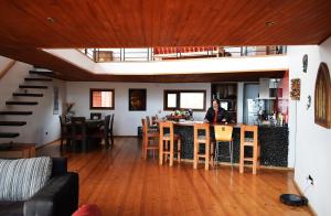 um homem sentado num bar numa sala de estar em Samadhi Lodge Pingueral em Dichato