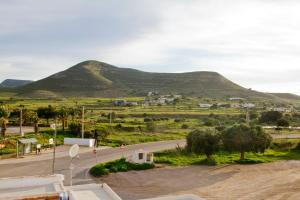 Los AlbaricoquesにあるHostal Rural Albaの山を背景とした道路