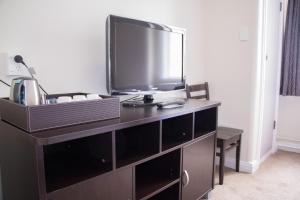 a desk with a television on top of it at Hotel Waterloo & Backpackers in Wellington