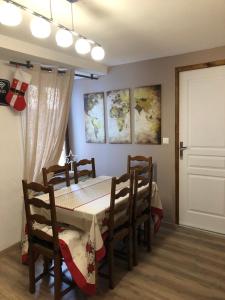 een eetkamer met een tafel en stoelen en een deur bij Gîte de l'Est 1 in Colmar