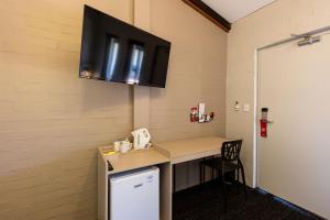 Nightcap at Wintersun Hotel的电视和/或娱乐中心
