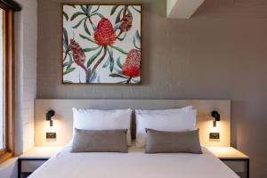Nightcap at Wintersun Hotel客房内的一张或多张床位