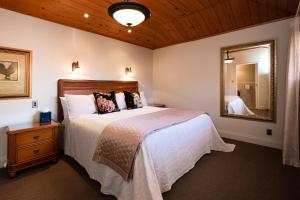 En eller flere senge i et værelse på On The Point - Lake Rotorua