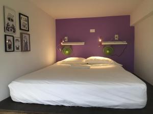 Uma cama ou camas num quarto em Crash Pad Adventure Hostel