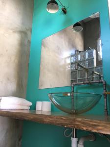 Uma casa de banho em Crash Pad Adventure Hostel