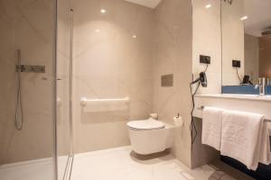 Ванная комната в Hotel 3K Porto Aeroporto +30 фотографий