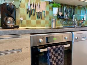 Cocoon vue Mer ☆ en face du Port de Golfe-Juan ☆的厨房或小厨房