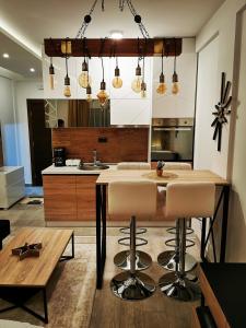 een keuken met een tafel en stoelen in een kamer bij Milmari boutique apartment S4 in Kopaonik