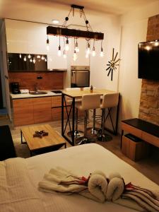 een slaapkamer met een bed en een keuken met een tafel bij Milmari boutique apartment S4 in Kopaonik