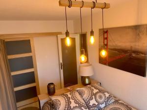 戈尔夫瑞昂Cocoon vue Mer ☆ en face du Port de Golfe-Juan ☆的卧室里有一张床，床上有一幅画和灯