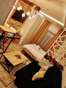 een kamer met een bed en een boekenplank bij Milmari boutique apartment S4 in Kopaonik