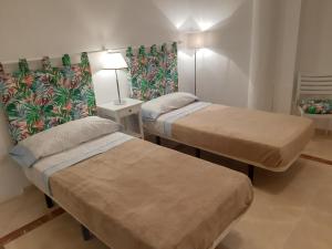 Postel nebo postele na pokoji v ubytování LOS CRISTIANOS LUXURY SEA VIEW