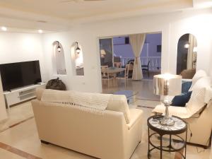 TV a/nebo společenská místnost v ubytování LOS CRISTIANOS LUXURY SEA VIEW