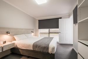 een slaapkamer met een bed en een groot raam bij Seabrook Hotel in Somerset