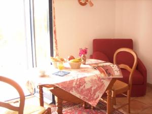 - une table à manger avec des chaises, une table, une table et des chaises dans l'établissement Hotel Port-Lligat, à Cadaqués