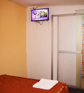 TV a/nebo společenská místnost v ubytování Hostal sambleño cusco Piero suite