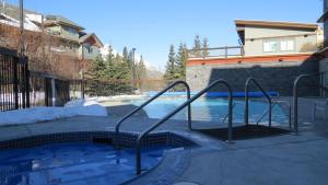 Πισίνα στο ή κοντά στο Canmore Top Floor Mountain View Retreat