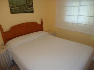 A bed or beds in a room at Residencial Peñiscola Playa 6 LEK
