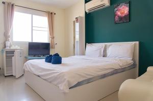 Postel nebo postele na pokoji v ubytování Lotus Suite Hua Hin