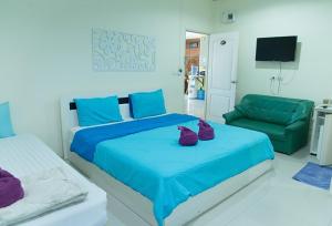 Un pat sau paturi într-o cameră la Lotus Suite Hua Hin
