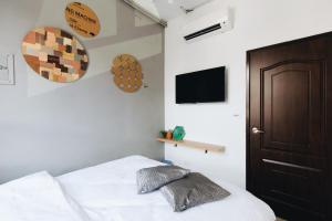 Postel nebo postele na pokoji v ubytování 文創輕旅-近東大門夜市-車位免費可預約