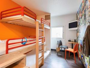 HaberhaeuserにあるhotelF1 Mulhouse Bâle Aéroportの二段ベッド2台、デスクが備わる二段ベッドルーム1室です。
